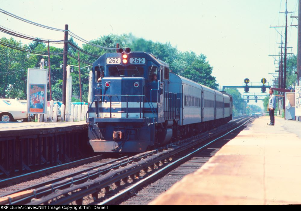 LI 262 comes east with an Oyster Bay train